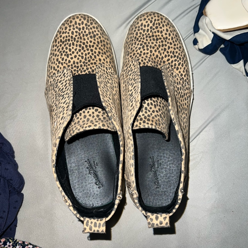 Universal threads-target
cheetah print sneakers
Size 7 1/2 can fit 8
